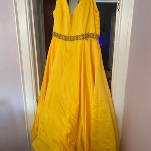 Yellow prom dress size 18. See description